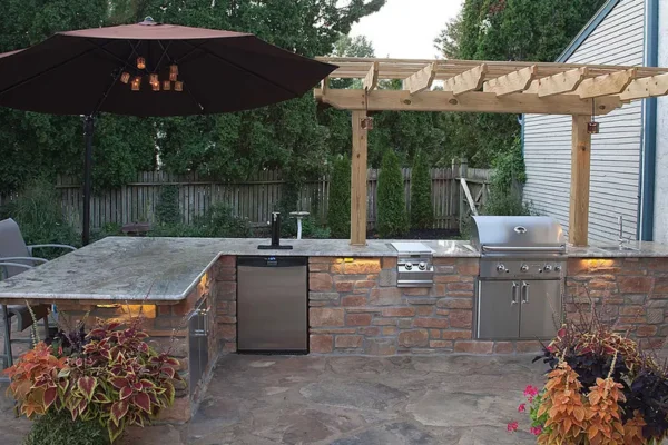 Medium Outdoor Kitchens